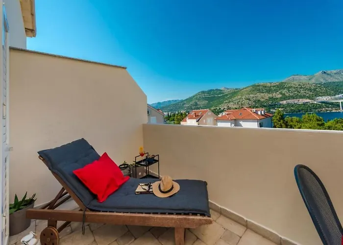 Meri & Karla - Two Bedroom With Balcony And Bridge View Apartment *