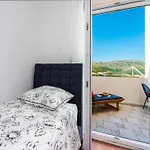 Meri & Karla - Two Bedroom With Balcony And Bridge View *
