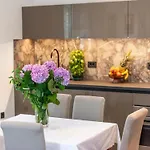 Meri & Karla - Two Bedroom With Balcony And Bridge View Lejlighed