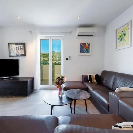 Meri & Karla - Two Bedroom With Balcony And Bridge View Apartment *