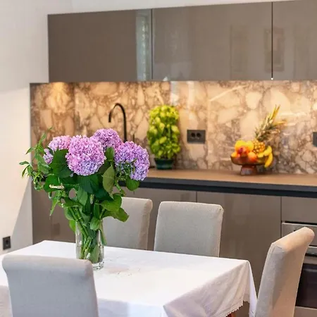 Meri & Karla - Two Bedroom With Balcony And Bridge View Apartment