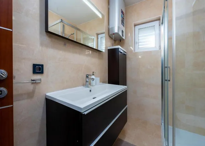 Meri & Karla - Two Bedroom With Balcony And Bridge View Apartament