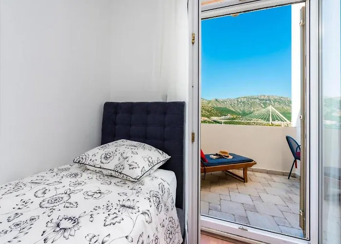 Meri & Karla - Two Bedroom With Balcony And Bridge View *