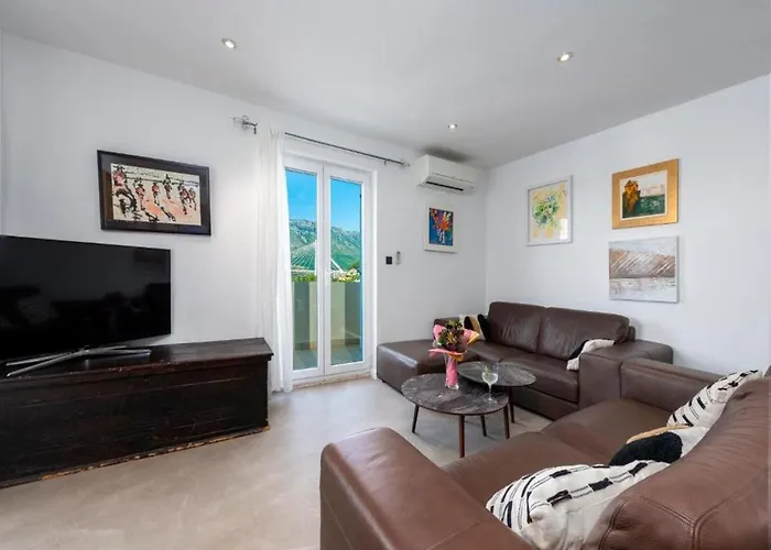 Meri & Karla - Two Bedroom With Balcony And Bridge View Apartament *