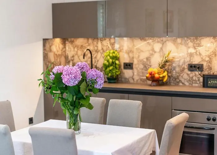 Meri & Karla - Two Bedroom With Balcony And Bridge View Apartament