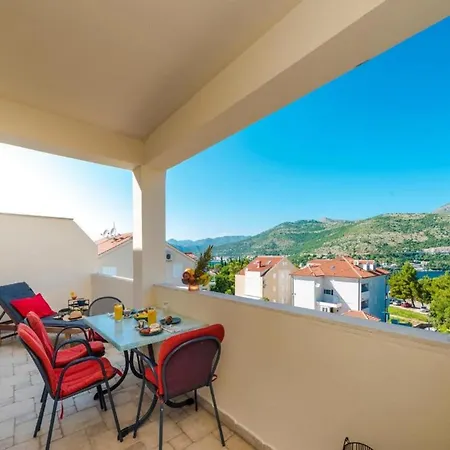 Meri & Karla - Two Bedroom With Balcony And Bridge View Apartament