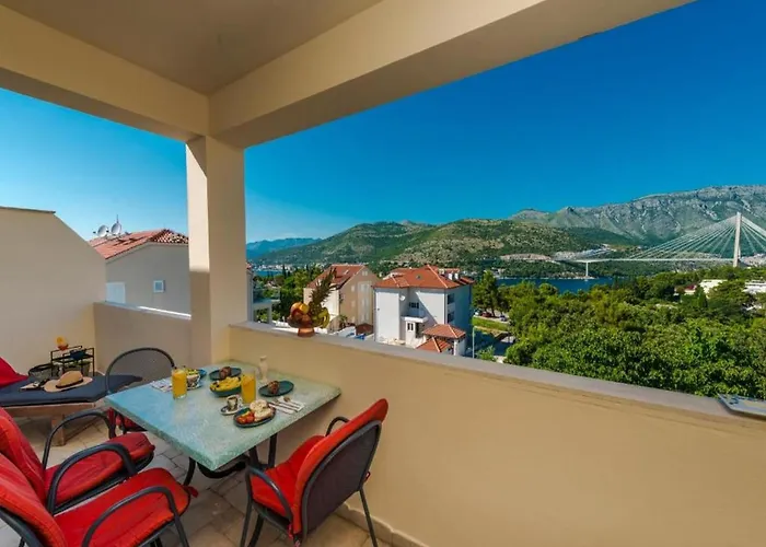 Meri & Karla - Two Bedroom With Balcony And Bridge View *