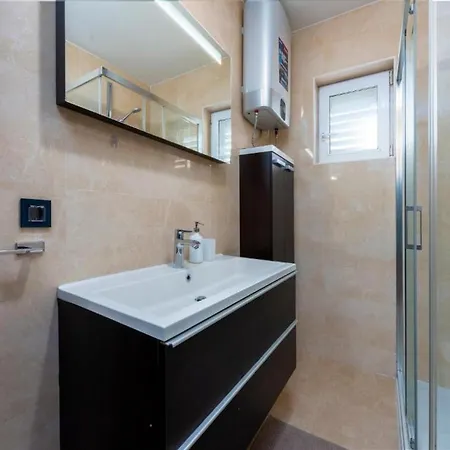 Meri & Karla - Two Bedroom With Balcony And Bridge View Daire