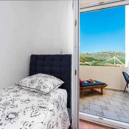 Meri & Karla - Two Bedroom With Balcony And Bridge View *